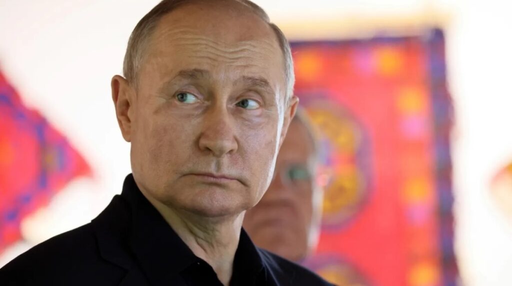 Көп елдің Путинге деген сеніміне ұзақ жылға селкеу түсті Путин