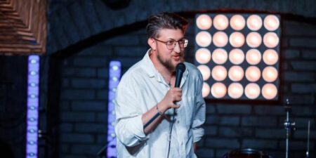 Танымал стендапер қамауға алынды