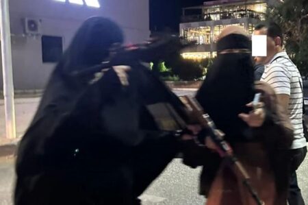 Ақтауда қыздар никаб киіп, «қару» асынып жүрген