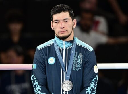 Нұрбек Оралбай қоржынға күміс медаль салды
