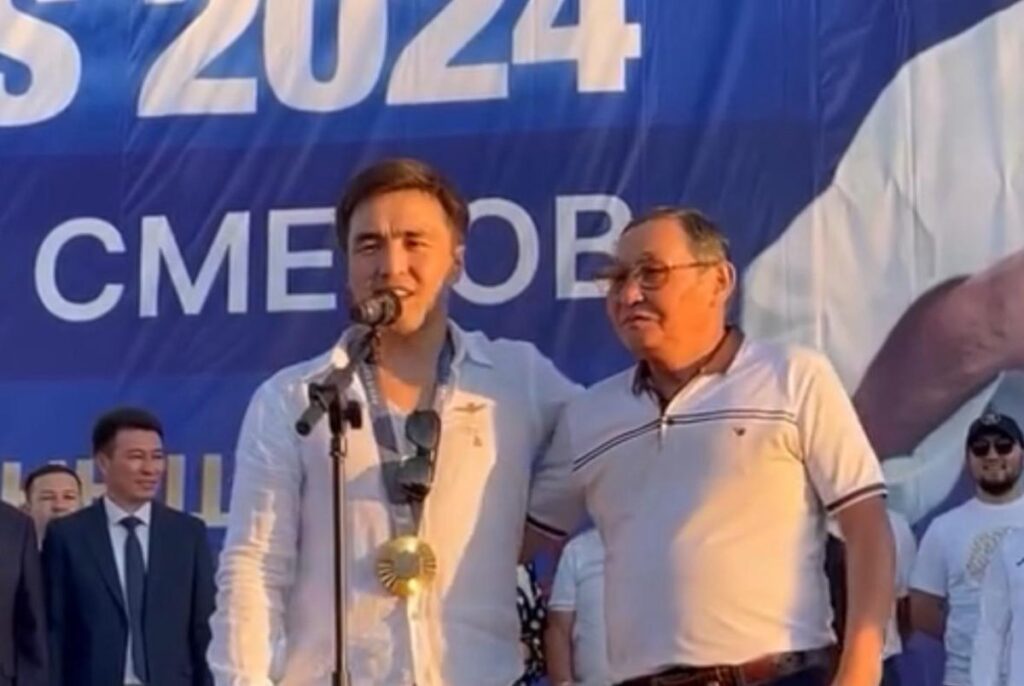 Сметов су жаңа көлігін алғашқы бапкеріне сыйлады