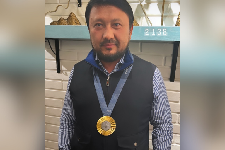 Діннің пиарына пайдаланбақ па? Мұхамеджан Тазабек Елдостың медалімен көзге түсті