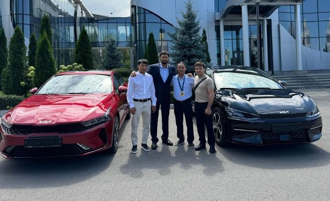 Тасмағамбетовтің күйеу баласы Сметов пен Қырғызбаевқа көлік сыйлады