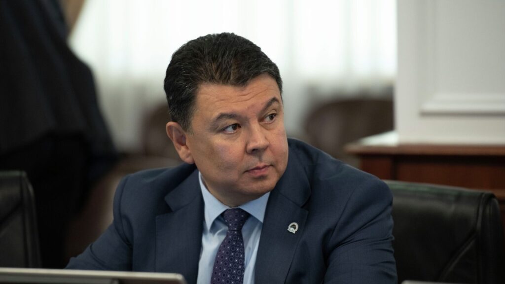 «Өсек тыңдамаңыз». Бозымбаев БАҚ өкіліне қызық жауап берді