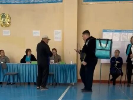 Алматыда дауыс беру учаскесіне курьер жігіт арнайы келіп, дауыс берді