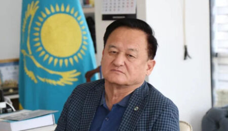 Депутат Қазыбек Иса Леха Семипалатинскийді неге «көзсіз ер» деп атағанын түсіндірді