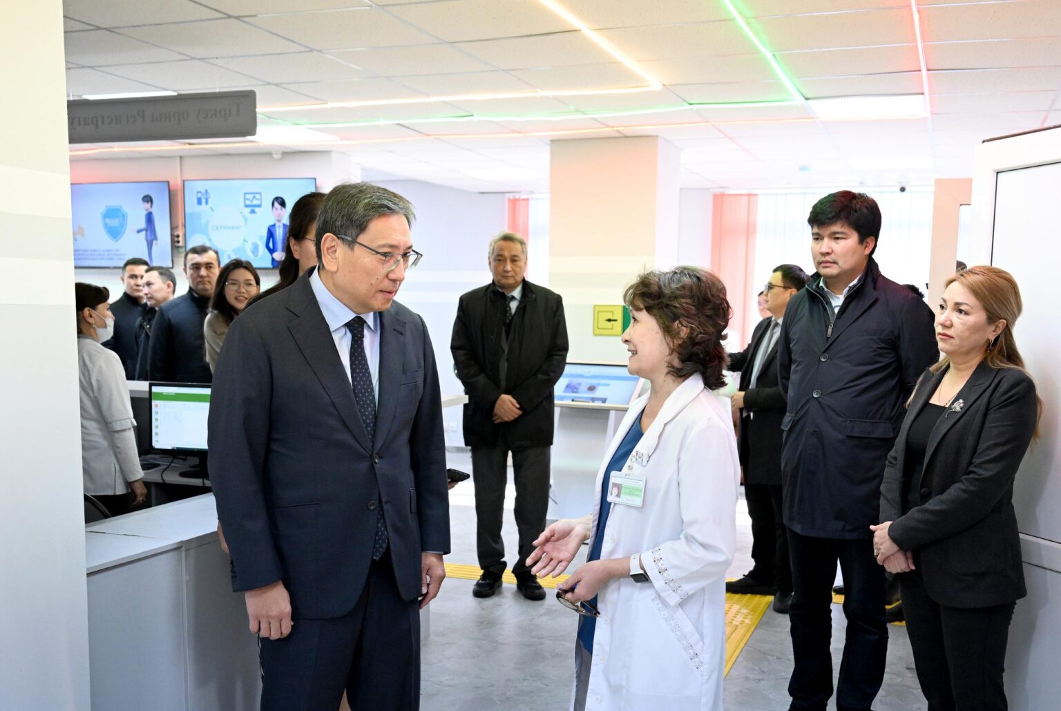 Алматы әкімі Республика күні қарсаңында ашылған жаңа дәрігерлік амбулаторияға барды