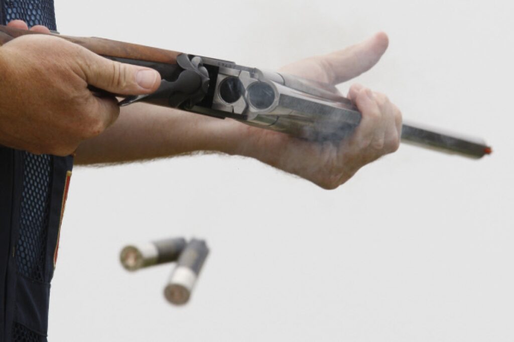 Қарағанды облысында ішімдік ішкен депутат тұрғынды қарумен қорқытқан