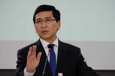 «Жеңіл желпі әңгіме, хайп». Аймағамбетов неге алаңдап жүр? Асхат Аймағамбетов