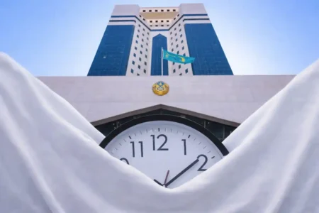 Уақыт белдеуі: министр кімдерге «тыныш отырыңдар» деді уақытты кері қайтару