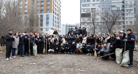 Алматыда Олимпиада жүлдегерлері мен эстрада жұлдыздары қалаға ұқыпты қараудың үлгісін көрсетті