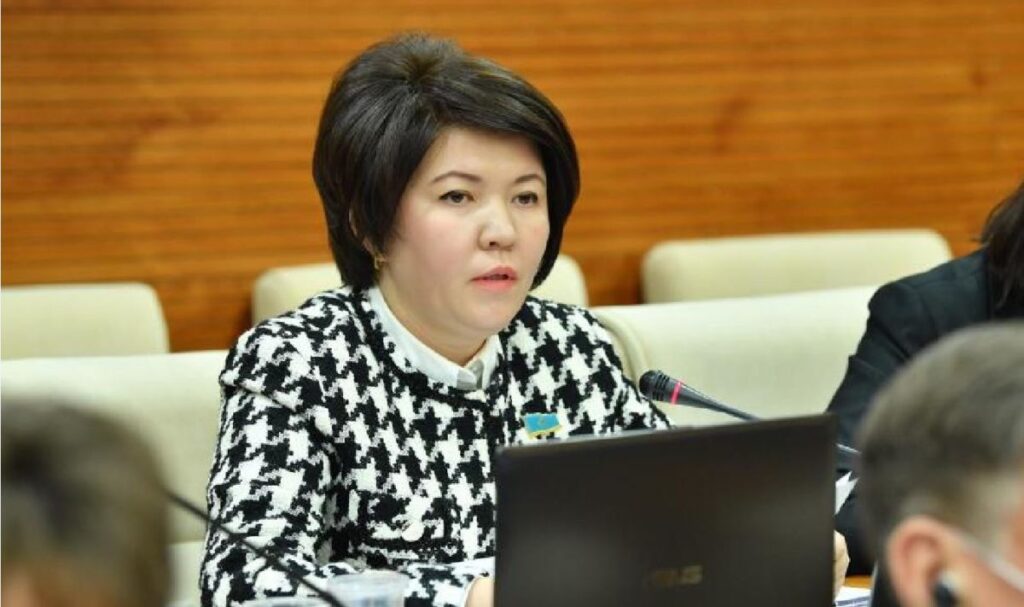 Семейде мұғалім шырша құрып жатқан кезде құлаған оқиға: депутат шара қолдануды сұрады