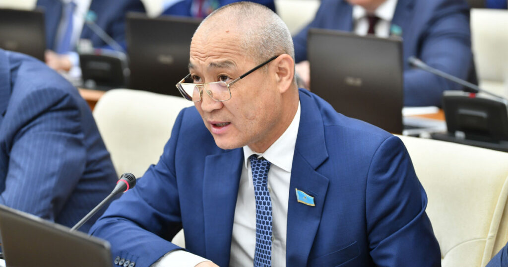 «Қайда отырғанын білуі керек». Фостерге қарсы шыққан Жаңбыршин не дейді?