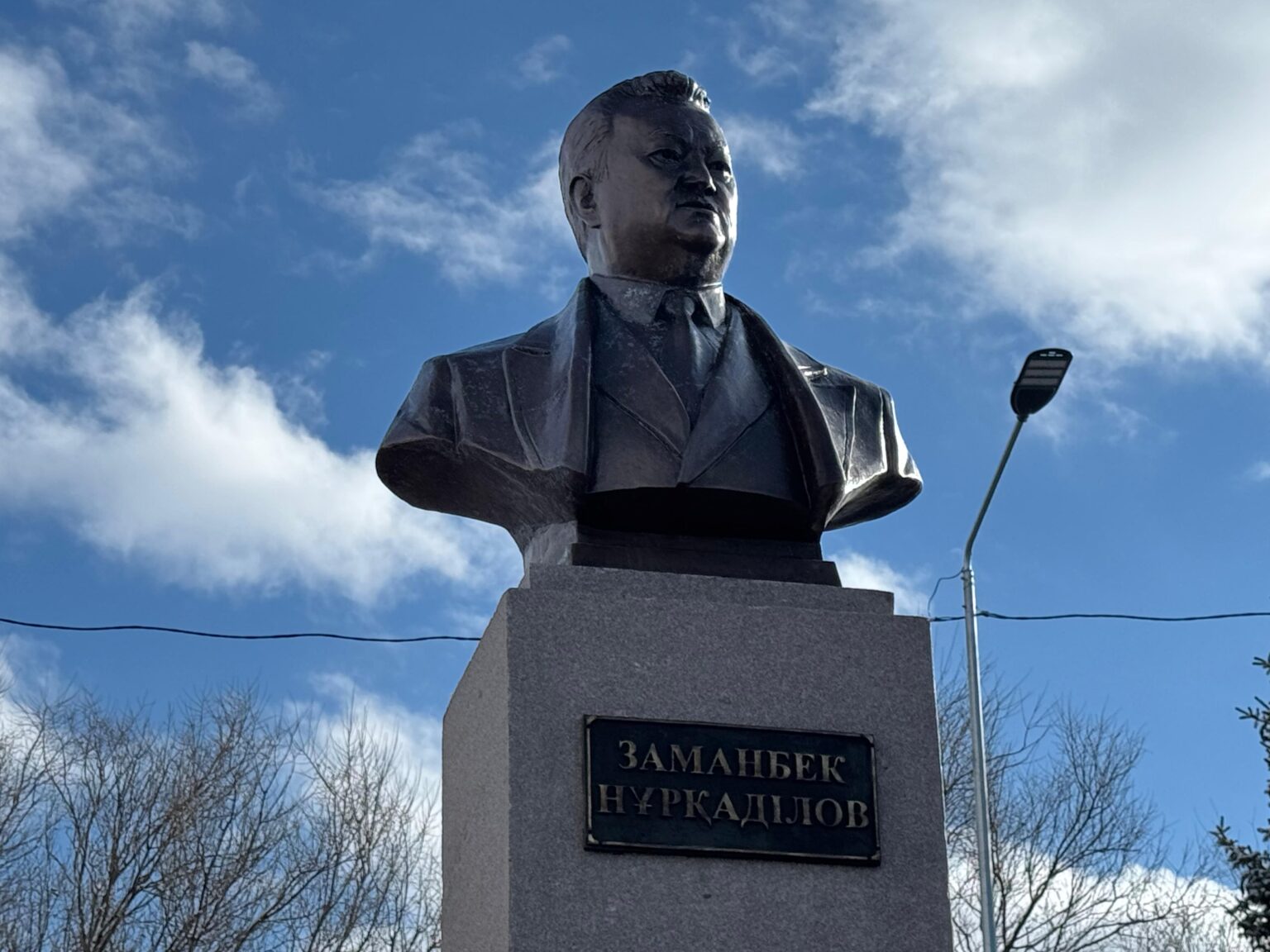 Мақпал Жүнісова Заманбекке қойылған ескерткіштің ашылуына неге бармағанын айтты