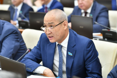 «Өздеріңді тазалап алыңдар“. Депутат Жаңбыршин Антикор өкіліне шүйлікті
