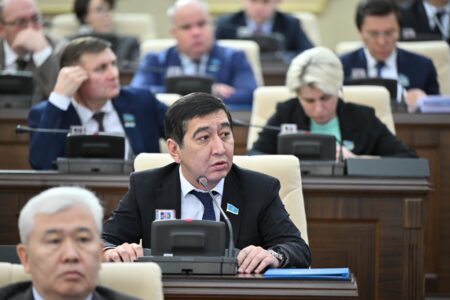 «Бұл әрекеттердің арғы жағында жымысқы саясат бар ма?» Ринат Зайытов ашына үн қатты