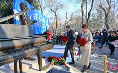 Алматыда Ермек Серкебаевтың ескерткіші ашылды