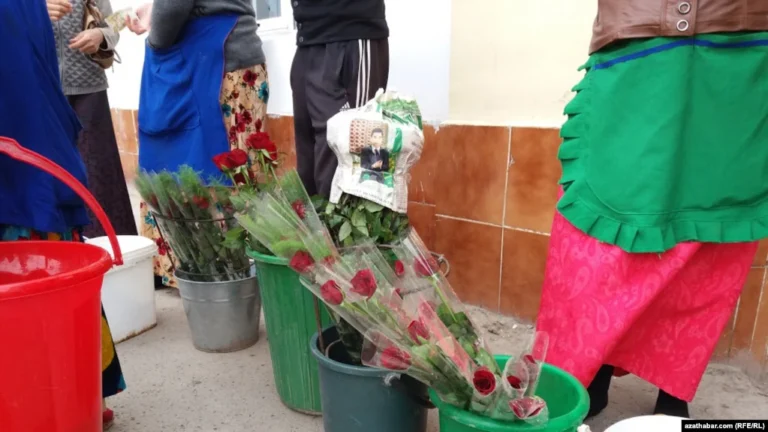 Түркіменстанда азаматтар президенттің суреті бар газеттерді бүлдірмеуге міндеттелді