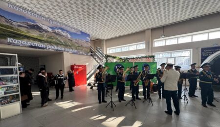 Ұлттық ұланның әскери оркестрі Өскемен автовокзалын әнге бөледі
