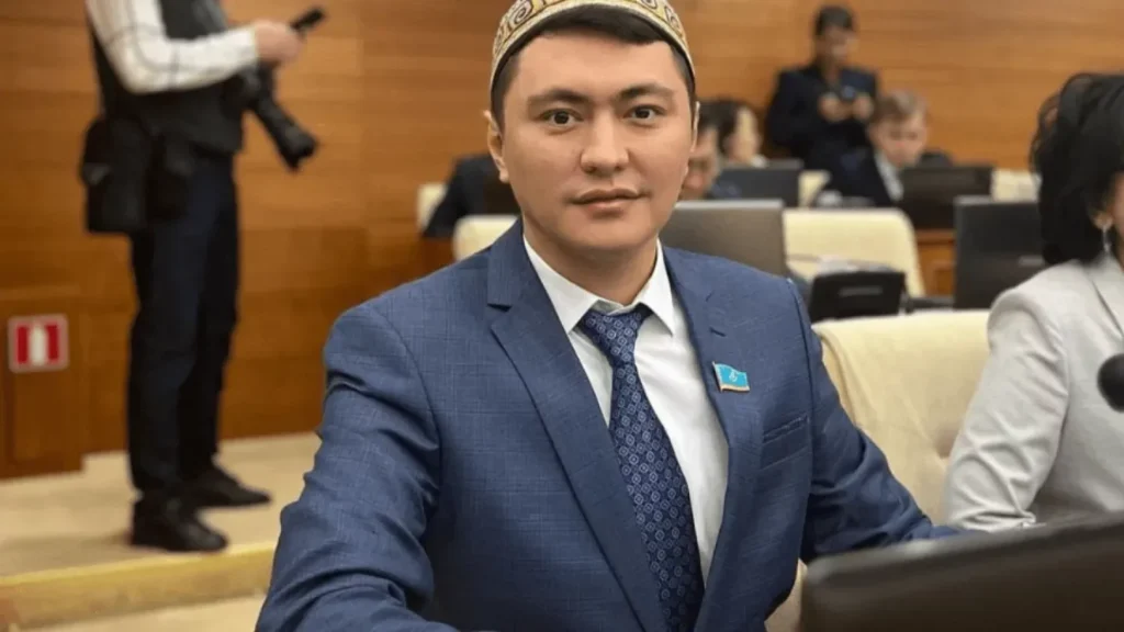 Желіні шулатқан тізімнен кейін депутат Мұқаев: «Блогерліктен табыс таппаймын»