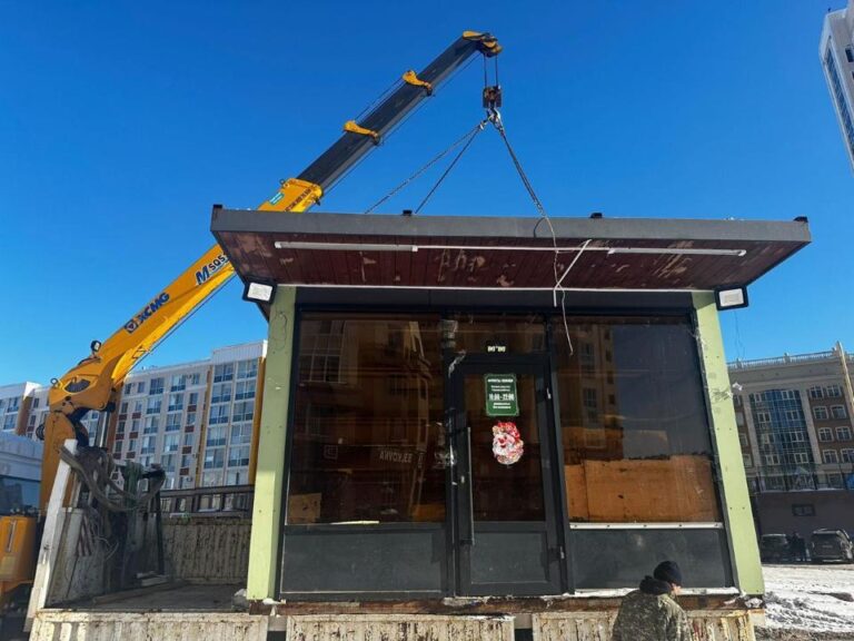 Астанада заңсыз салынған 32 дүңгіршек бұзылды