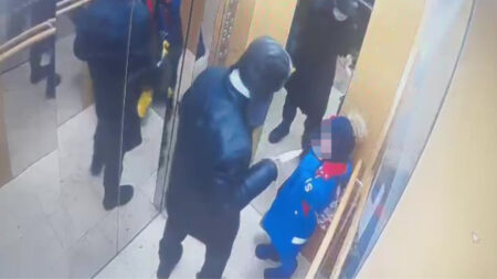 Лифтіде балаға шабуыл жасаған жасөспірімді жалғызбасты ана асырап отыр — депутат