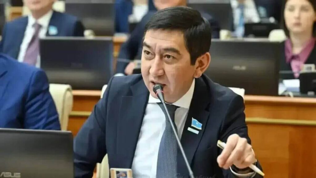 «Алданғандардың біреуі осы Мәжілісте депутат болып отыр». Зайытов Үкіметтің әрекетсіздігін сынады Зайытов