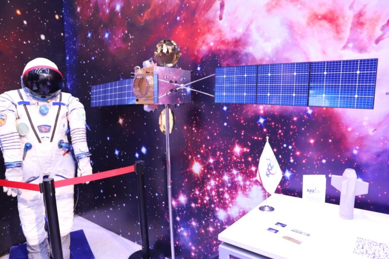 Инженерлер ғарыш павильонына келушілерге «Kazsat» байланыс спутниктерін көрсетті