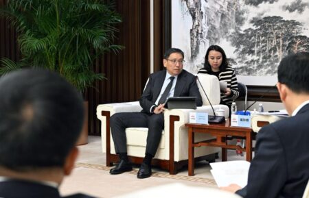 Алматыда инклюзивті ортаны дамыту: Ерболат Досаев Шанхай мүгедектер федерациясының төрағасымен кездесті