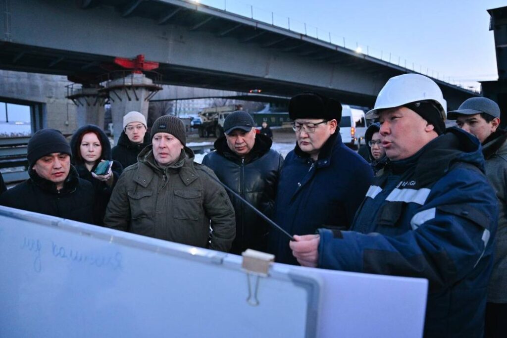 Берік Уәли Семей қаласында салынып жатқан көпірдің құрылысын тексерді