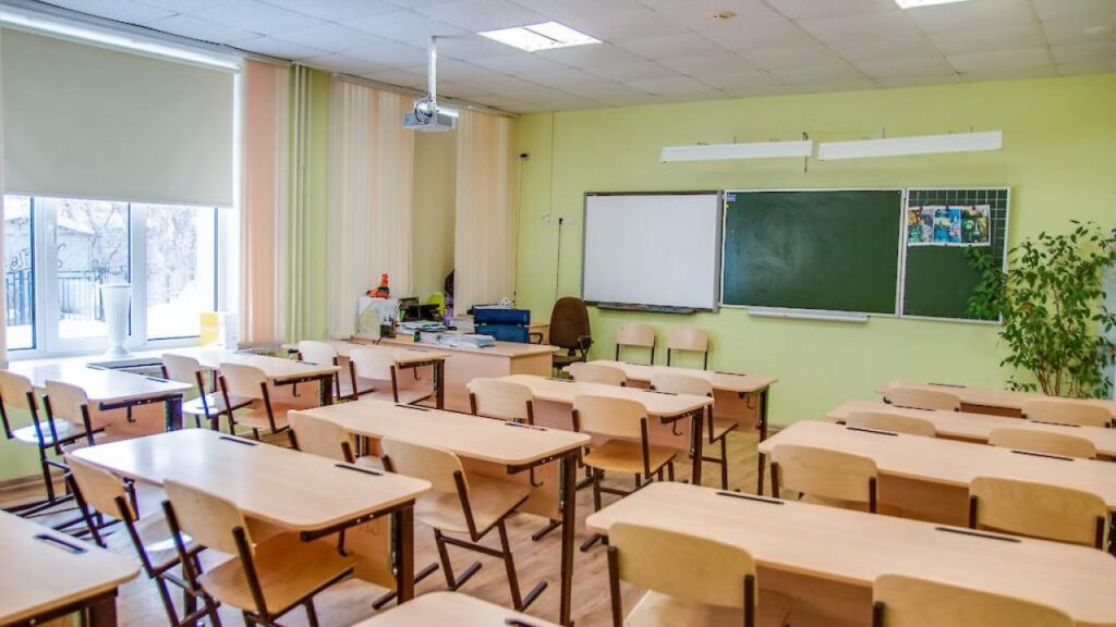Атырау облысында мектеп директоры еске алуға барғаннан кейін орнынан айырылды