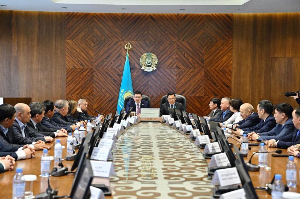 Берік Уәли мәслихат депутаттарымен кездесіп, өңірдегі өзекті мәселелерді талқылады