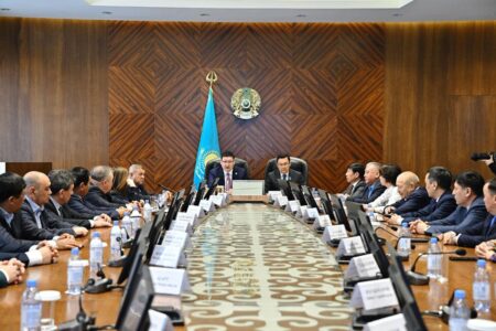 Берік Уәли мәслихат депутаттарымен кездесіп, өңірдегі өзекті мәселелерді талқылады