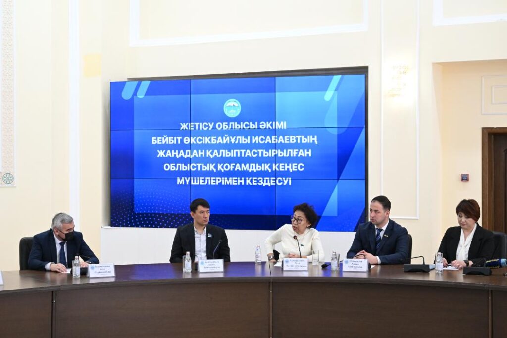 Бейбіт Исабаев Қоғамдық кеңестің жаңарған құрамымен кездесті