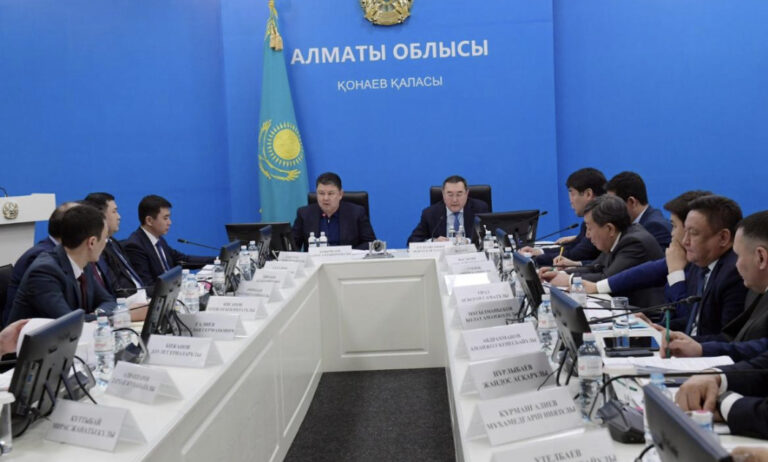 Қанат Бозымбаев Алатау ауданын дамыту мәселелері бойынша Жобалау кеңсесінің отырысын өткізіп, кәсіпкерлермен кездесті