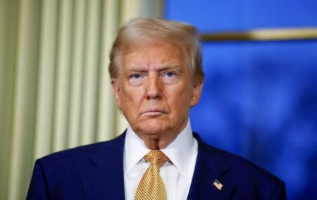 Трамптың сөзі өзгере бастады: ол Сауд Арабиясындағы келіссөзден кейін не деді?