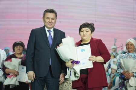Өскеменде мерекелік концерт өтті: аймақтың дамуына елеулі үлес қосқан облыс әйелдері марапатталды