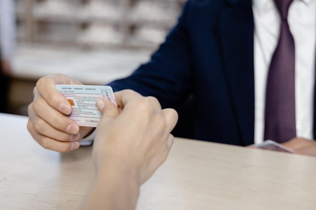 Жүргізуші куәлігін сатып, қалтасын қомпайтқандар сотталып кетті