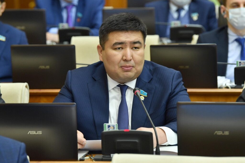 Қазақстанда байлар емделмейтін, кедейлер емделе алмайтын жағдай әлі бар — депутат