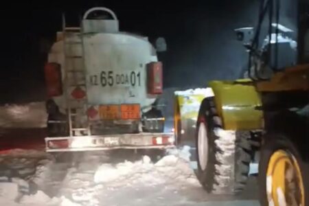 ҚазАвтоЖол мамандары Абай облысында жолда қалғандарды құтқарды