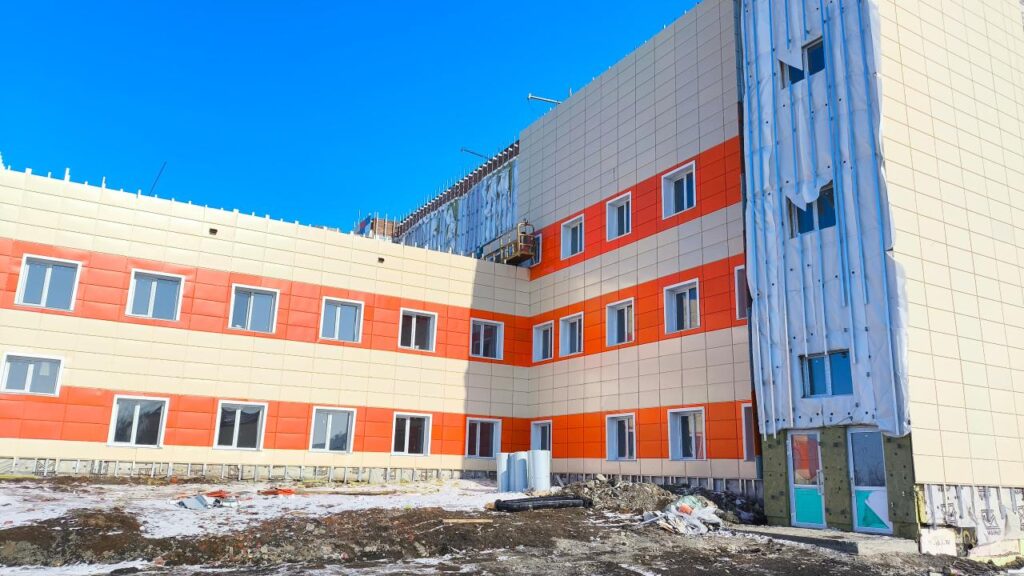ШҚО-дағы Қасым Қайсенов кентінде жаңа үш қабатты заманауи емхана салынып жатыр