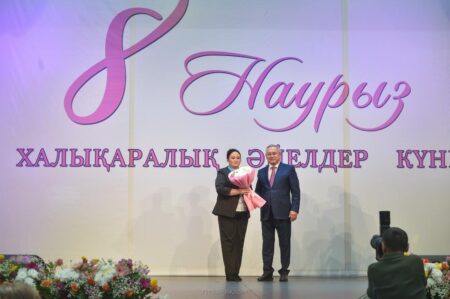 Бейбіт Исабаев экономиканың әр саласында еңбек етіп жүрген 500 әйелді салтанатты түрде құттықтады