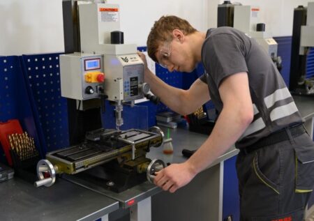 «Жұмысшы мамандықтар жылы»: Солтүстік Қазақстанда ауыл шаруашылығы техникасы кәсіпорнында оқу орталығы ашылды