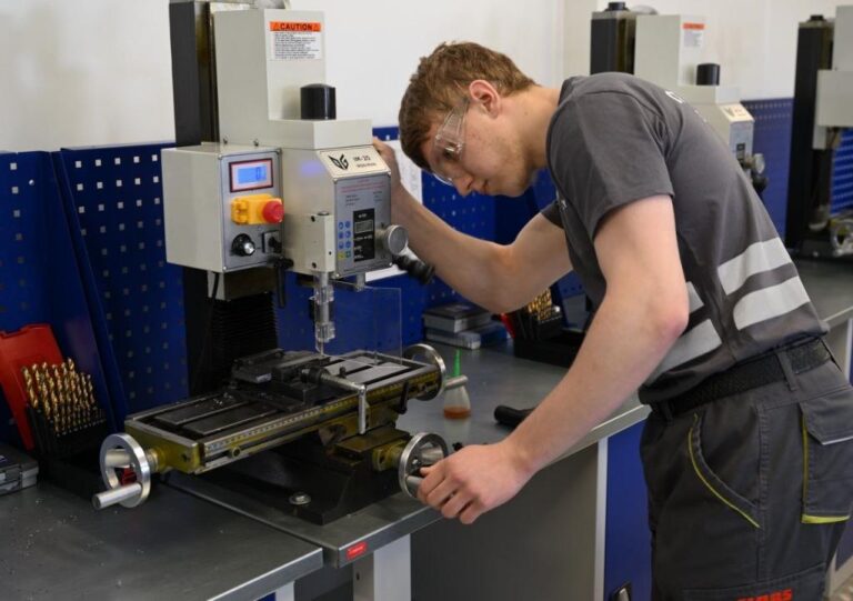 «Жұмысшы мамандықтар жылы»: Солтүстік Қазақстанда ауыл шаруашылығы техникасы кәсіпорнында оқу орталығы ашылды