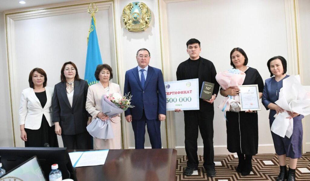 Алматы облысының әкімі ҰБТ-дан 140 балл жинаған мектеп түлегімен кездесті