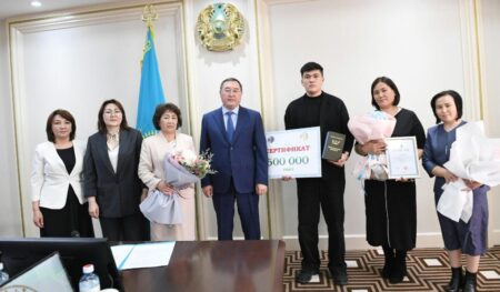 Алматы облысының әкімі ҰБТ-дан 140 балл жинаған мектеп түлегімен кездесті