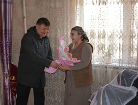Шардара әкімі дүниеге үшем әкелген ананы құттықтады