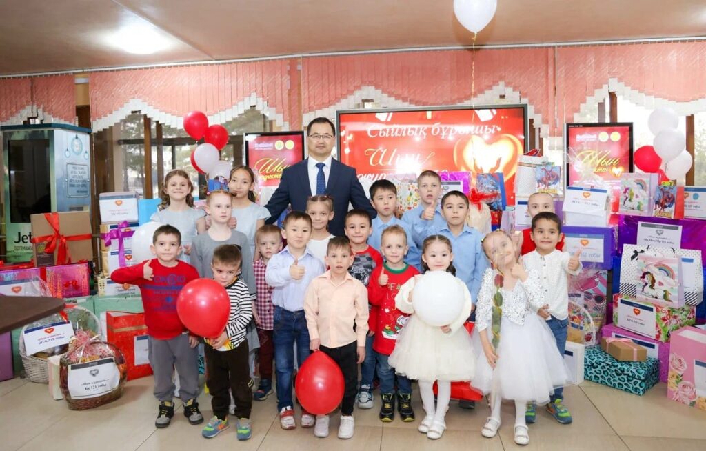 Балаларға қамқорлық: Жетісу университеті мен «Айналайын» орталығы арасындағы меморандум