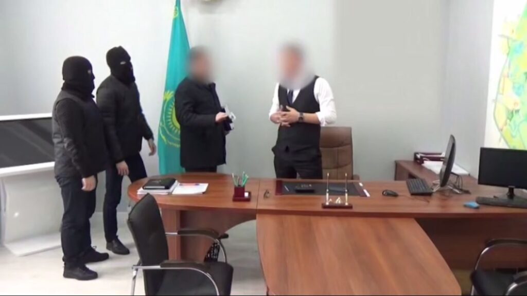 Батыста кәсіпкермен «ауыз жаласқан» шенділер cотталды