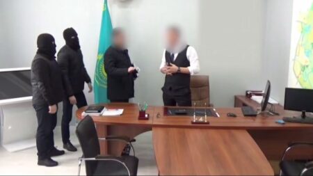 Батыста кәсіпкермен «ауыз жаласқан» шенділер cотталды